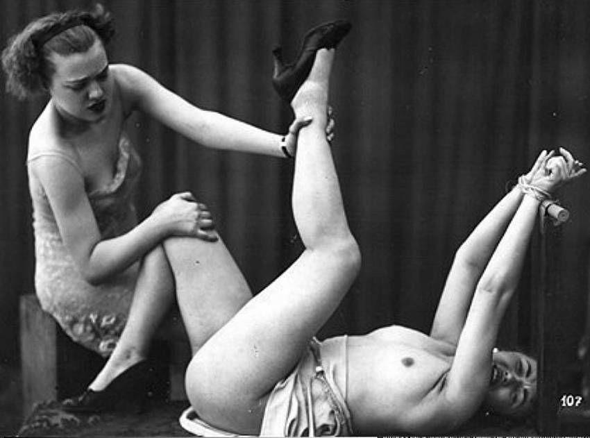 1950s Vintage Bdsm Porn - Vintage bondage photos from the 1950's. Vintage Porn content - 5 pics.